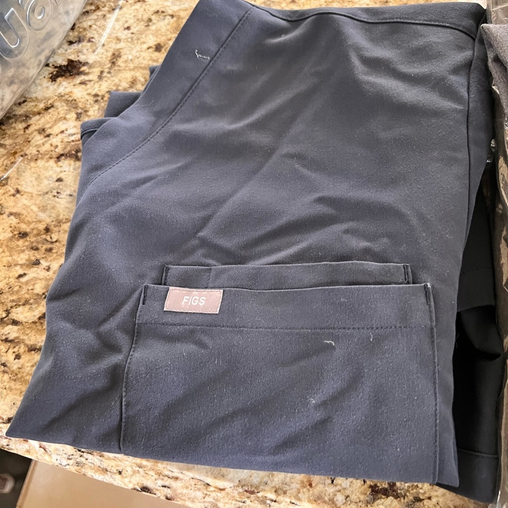 Bundle of four + pair of Figs Men’s scrubs. NWT to VGUC. XL - Picture 6 of 8